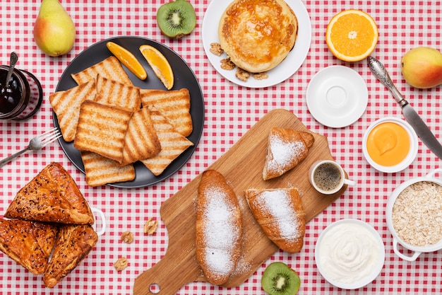 Vue de dessus sur une table pleine de nourriture