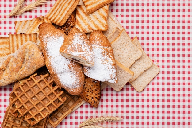 Photo gratuite vue de dessus sur une table pleine de nourriture