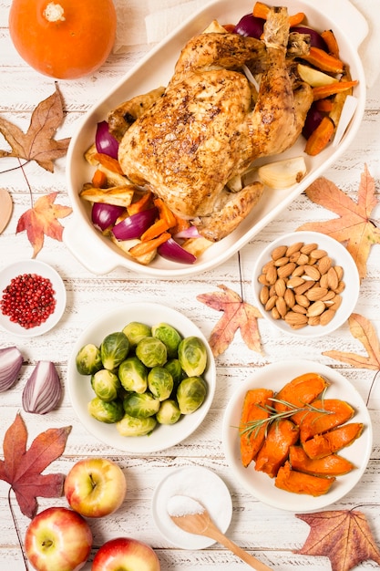 Vue de dessus de la table de Thanksgiving avec poulet rôti et autres plats