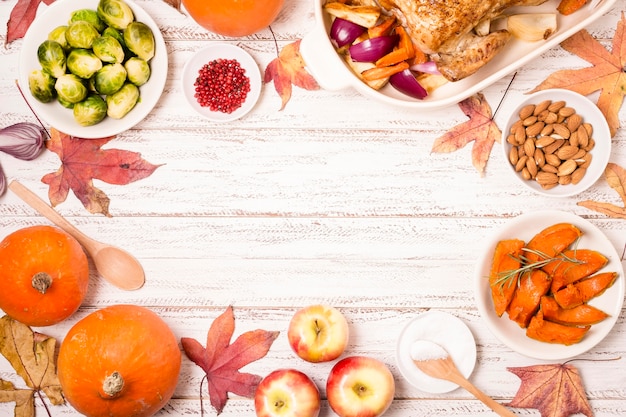 Photo gratuite vue de dessus de la table de thanksgiving avec poulet rôti et espace copie