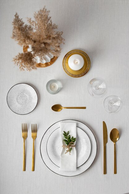 Vue de dessus des tables à manger sans nourriture