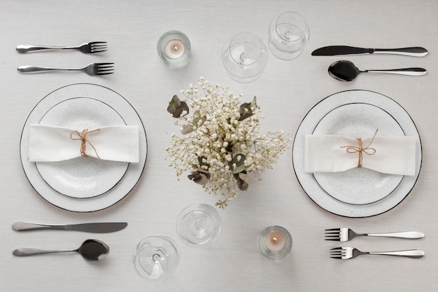 Vue de dessus des tables à manger sans nourriture