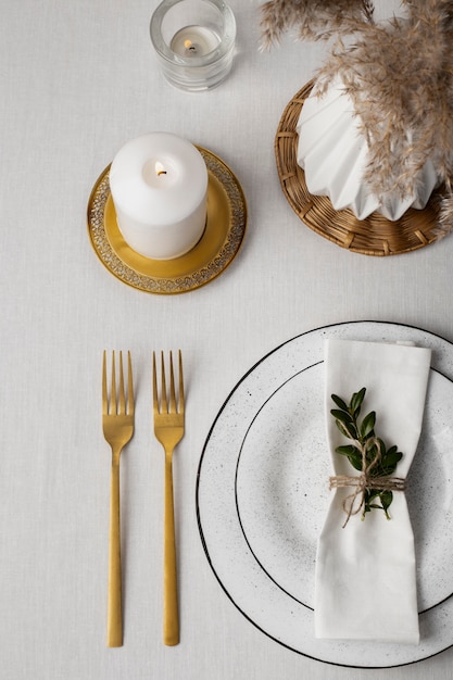 Photo gratuite vue de dessus des tables à manger sans nourriture