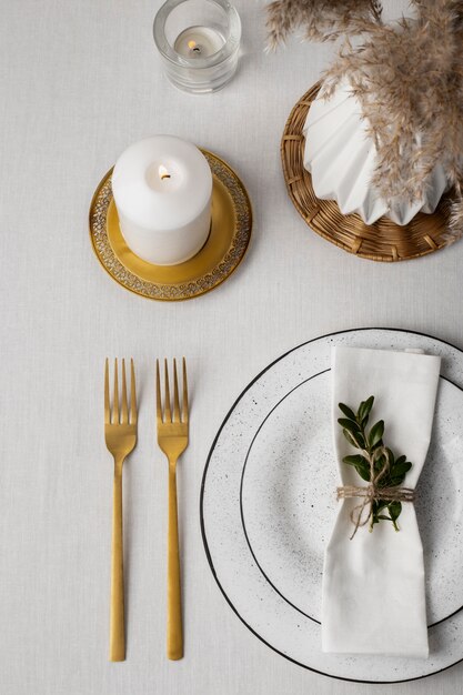 Vue de dessus des tables à manger sans nourriture