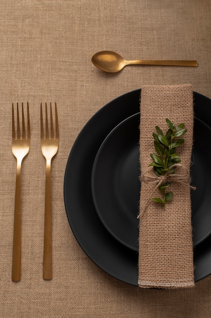 Vue de dessus des tables à manger sans nourriture