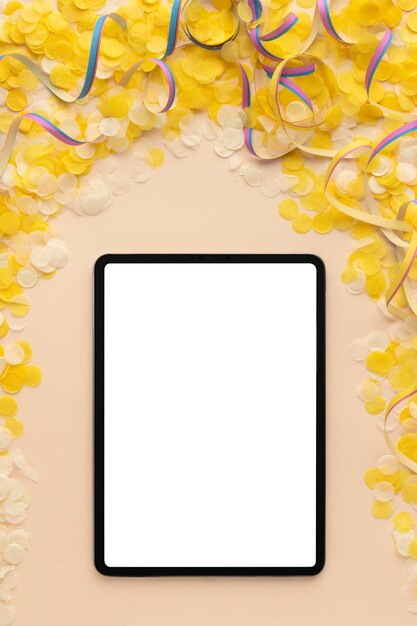 Vue de dessus tablette vierge numérique copie espace concept de carnaval
