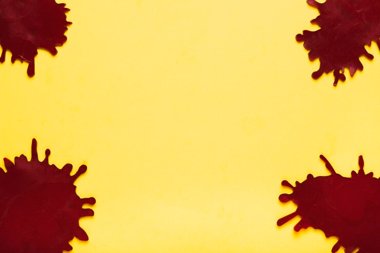 Photo gratuit vue de dessus des taches sombres sur fond jaune