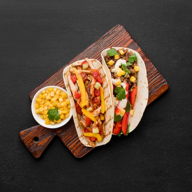 Vue de dessus des tacos frais avec de la viande et des légumes biologiques