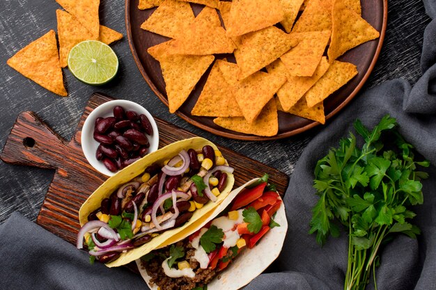 Vue de dessus tacos frais avec de la viande et des légumes