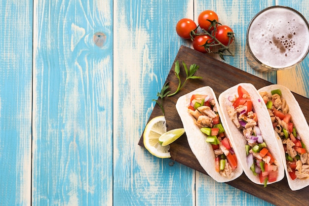 Photo gratuite vue de dessus tacos sur planche de bois