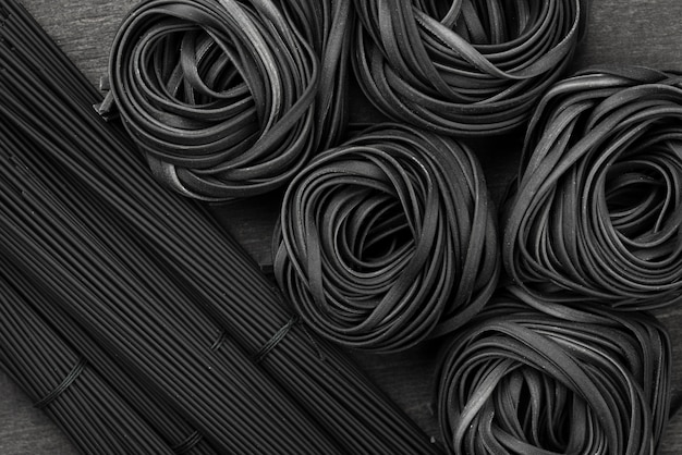 Photo gratuite vue de dessus des tagliatelles noires et des spaghettis