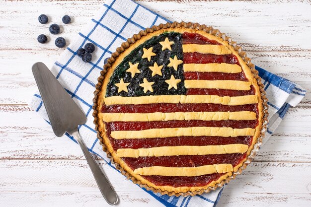 Vue de dessus tarte au drapeau usa avec spatule