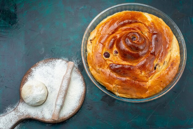 Vue de dessus de la tarte aux cerises avec de la pâte de farine sur noir, gâteau aux fruits pâtisserie cuire au four