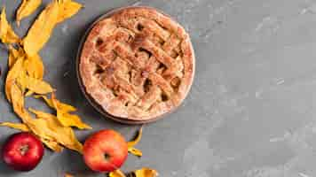 Photo gratuite vue de dessus de la tarte aux pommes et feuilles