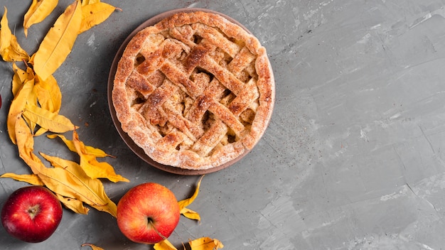 Vue de dessus de la tarte aux pommes et feuilles