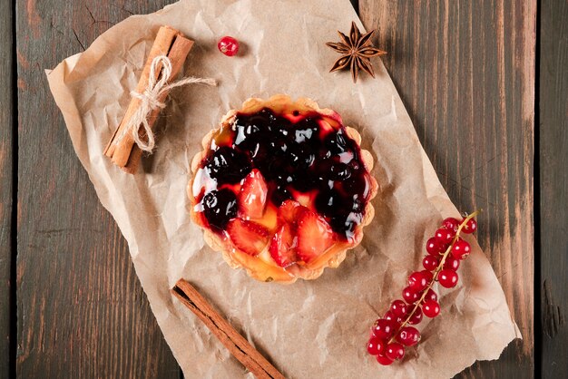 Vue de dessus de la tarte à la cannelle et aux groseilles