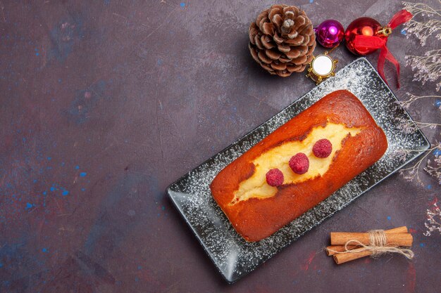 Vue de dessus tarte délicieuse longue formée sur une surface sombre gâteau au sucre tarte aux biscuits au thé sucré