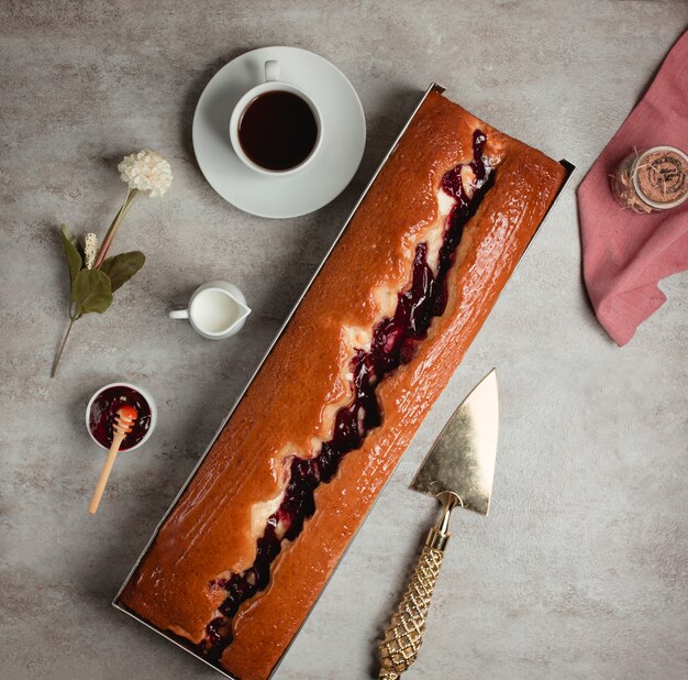 Vue de dessus de la tarte longue à la confiture de framboises