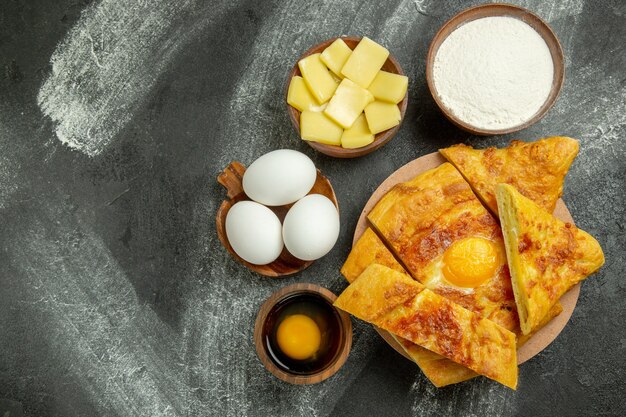 Vue de dessus tarte en tranches avec du fromage sur le fond gris nourriture repas pâtisserie cuire au four biscuit sucré