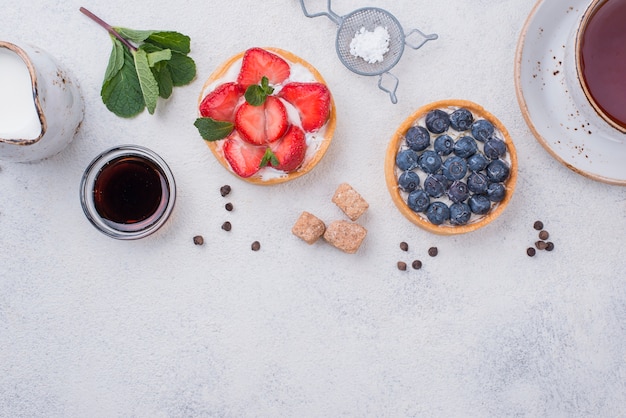 Vue de dessus des tartes aux fruits avec du miel