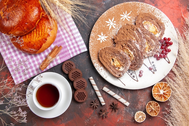 Vue de dessus des tartes sucrées avec des rouleaux de thé et de biscuits