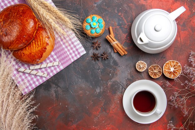 Vue de dessus des tartes sucrées avec tasse de thé