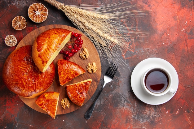 Vue de dessus des tartes sucrées avec tasse de thé