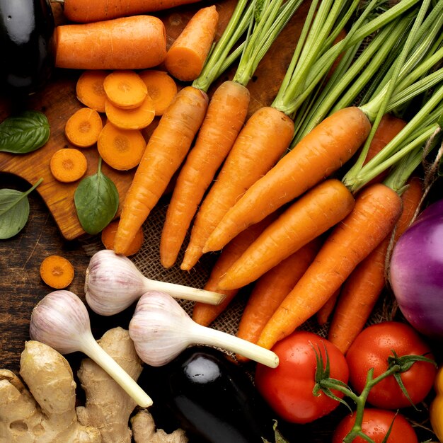 Vue de dessus tas d'arrangement de légumes frais