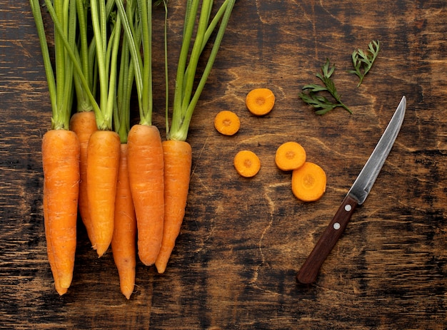 Photo gratuite vue de dessus tas d'assortiment de carottes fraîches