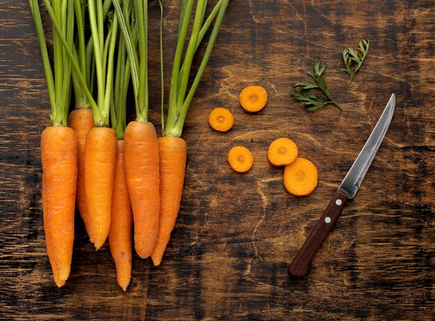 Vue de dessus tas d'assortiment de carottes fraîches