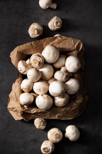 Vue de dessus tas de champignons