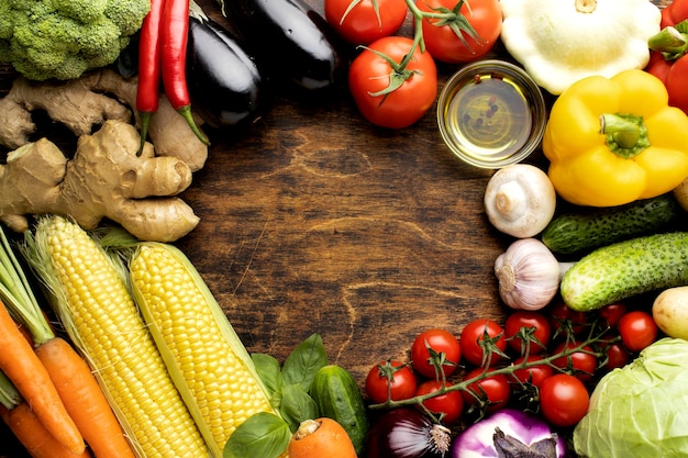 Vue de dessus tas de composition de légumes frais