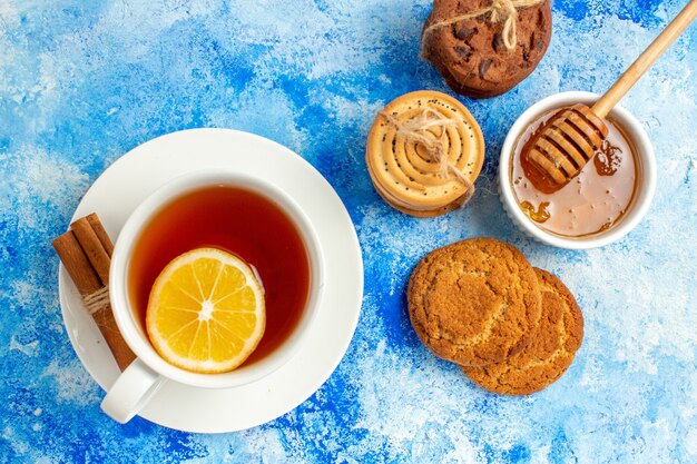 Vue de dessus tasse de biscuits au thé attachés avec une corde sur le lieu de copie de la table bleue