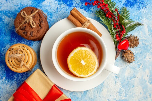 Vue de dessus tasse de biscuits au thé attachés avec une corde sur une table bleue