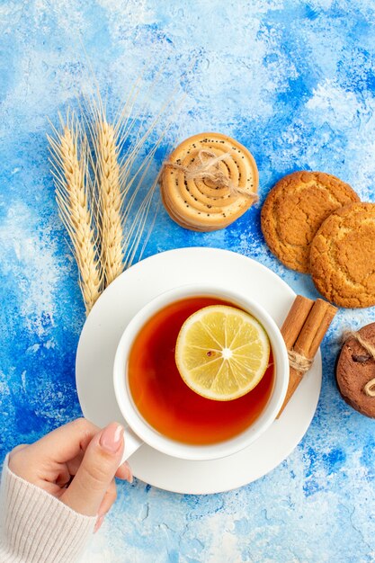 Vue de dessus tasse de biscuits au thé sur table bleue