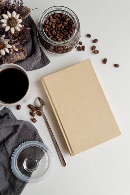 Vue de dessus tasse à café avec agenda espace copie