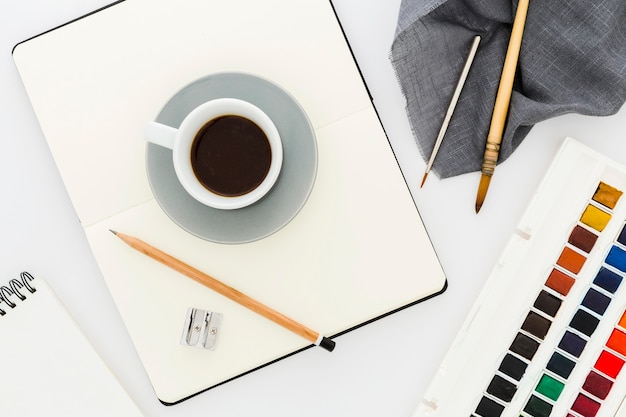 Photo gratuite vue de dessus tasse de café avec aquarelles