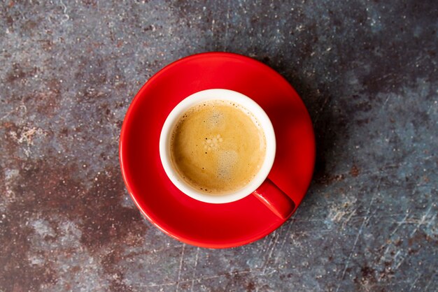 Vue de dessus tasse de café avec une assiette