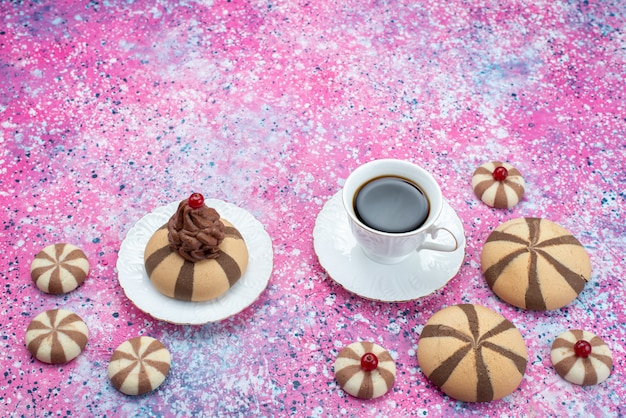 Photo gratuite vue de dessus tasse de café avec des biscuits au chocolat sur la couleur douce de sucre de fond coloré