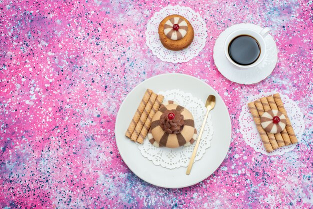 Vue de dessus tasse de café avec des biscuits au chocolat sur le fond coloré biscuit café couleur biscuit