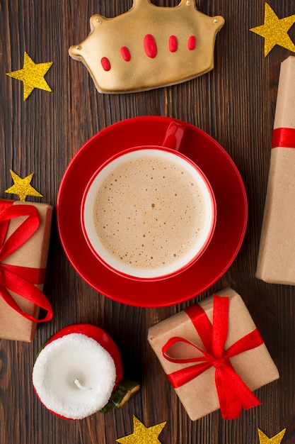 Vue de dessus tasse de café et biscuits épiphanie