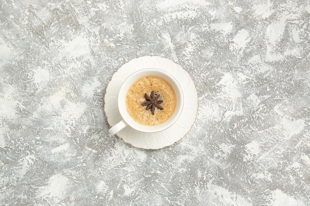 Vue de dessus tasse de café sur le bureau blanc