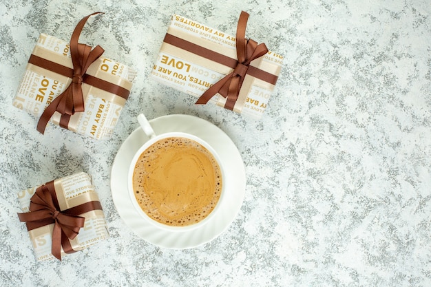 Vue de dessus tasse de café cadeaux sur l'espace libre de la table grise