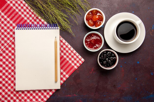 Vue de dessus tasse de café avec des confitures de fruits sur le fond sombre confiture de fruits café sucré