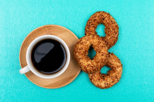 Photo gratuite vue de dessus tasse à café avec des cookies sur la surface bleue