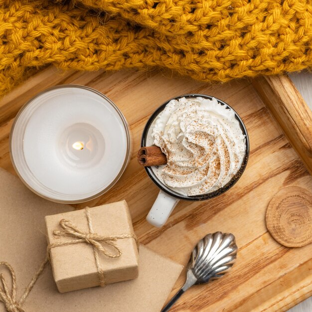 Vue de dessus de la tasse de café avec de la crème fouettée et présent