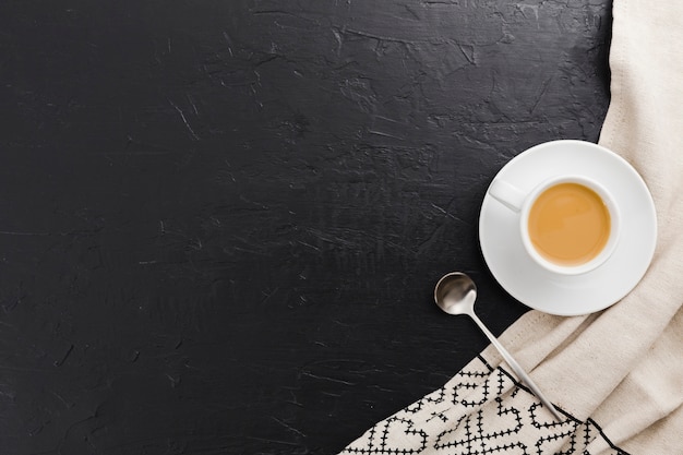 Photo gratuite vue de dessus d'une tasse de café avec une cuillère