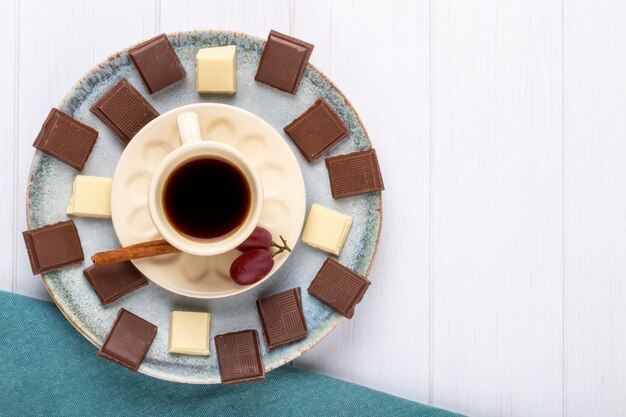 Vue De Dessus D'une Tasse De Café Avec Du Chocolat Blanc Et Noir Sur Fond De Bois Blanc Avec Copie Espace