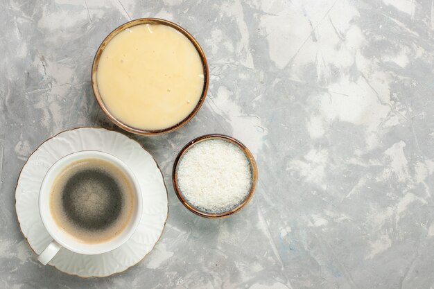 Vue de dessus de la tasse de café avec du sucre et du dessert