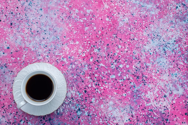 Vue de dessus tasse de café sur le fond coloré boire du café cacao chaud